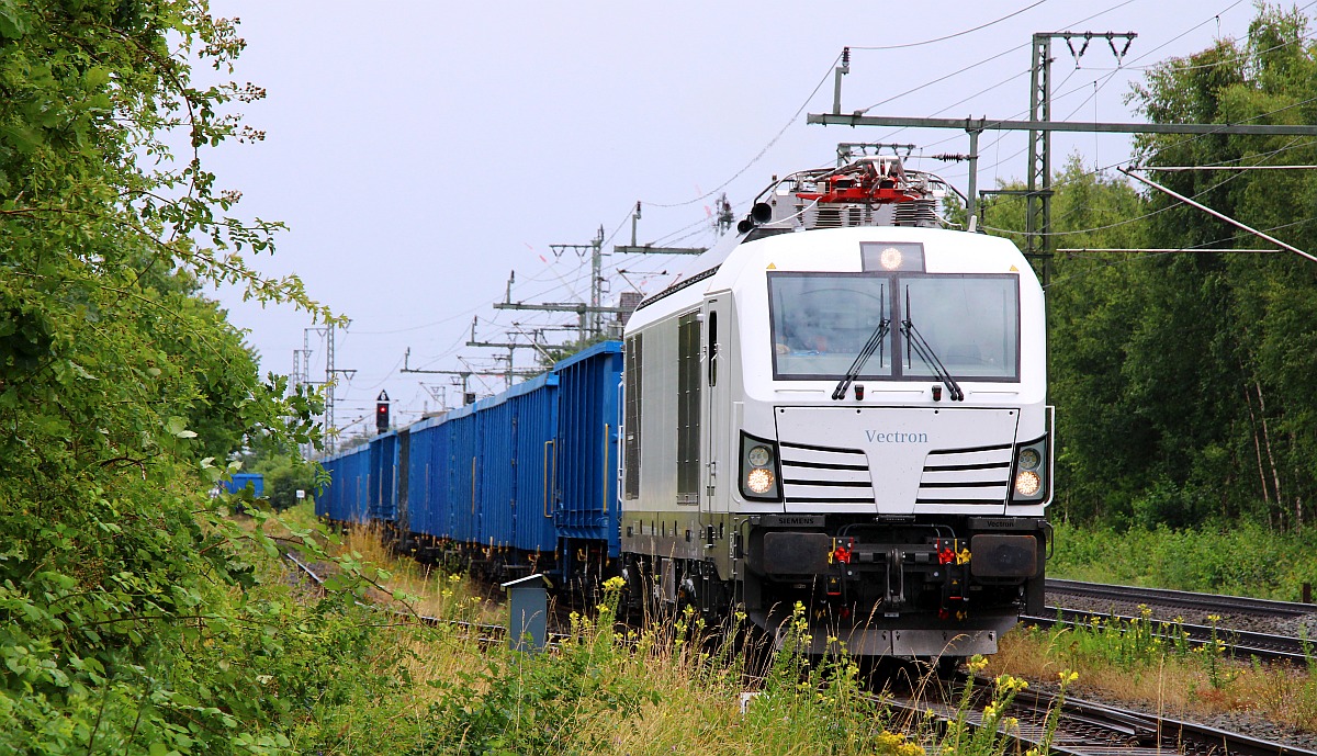 Blick in den Einfahrbereich der Ladestrasse wo 2248 997 mit dem Düngermittelexpress auf  grün  für eine Rangierfahrt wartet. Jübek 14.07.2022