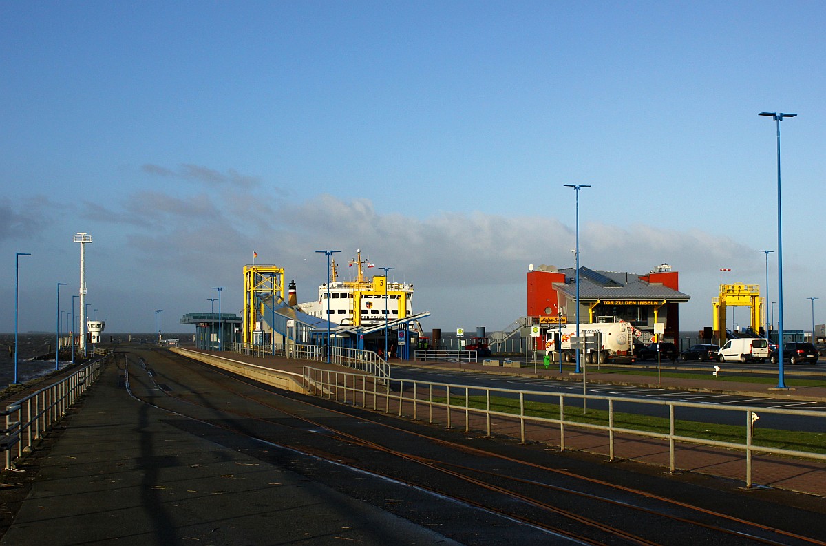 Blick vom Hochwasserschutztor auf den Bahnhof Dagebüll Mole und den Fähranleger der W.D.R inklusive der Fähre  Nordfriesland . Dagebüll 04.12.2015