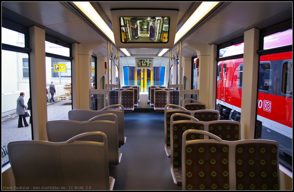 Blick in den Innenraum der Istanbul Tram des Herstellers Istanbul Ulasim. Gro�e Fenster beherrschen das Bild, die Sitze sind f�r normale Fahrten ausreichend. Auch ein Tram-TV gibt es. Wie man sehen kann handelt es sich bei der Tram um ein Fahrzeug mit nur einem Fahrerstand - InnoTrans 2014 Berlin