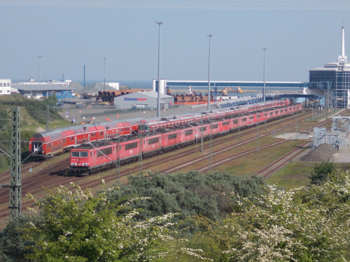 Blick von der Mukraner Straßenbrücke auf mehrere abgestellte 155er,auch drei 140er sind dabei.Aufnahme vom 31.Mai 2016.