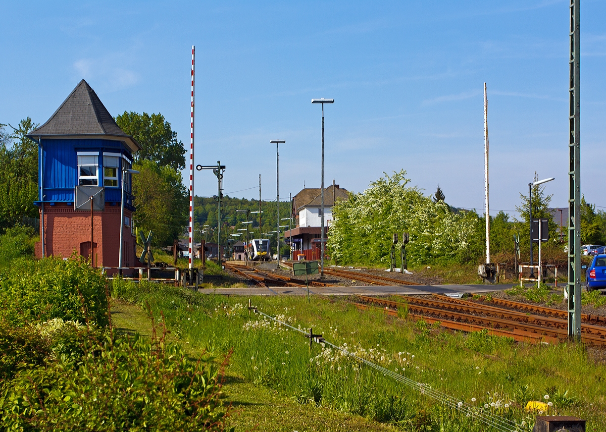 Blick von Süden auf den Bahnhof Westerburg/Ww an der KBS 461  Oberwesterwaldbahn  km 28,6 am 05.05.2014. Links das Stellwerk Westerburg Süd (Ws).