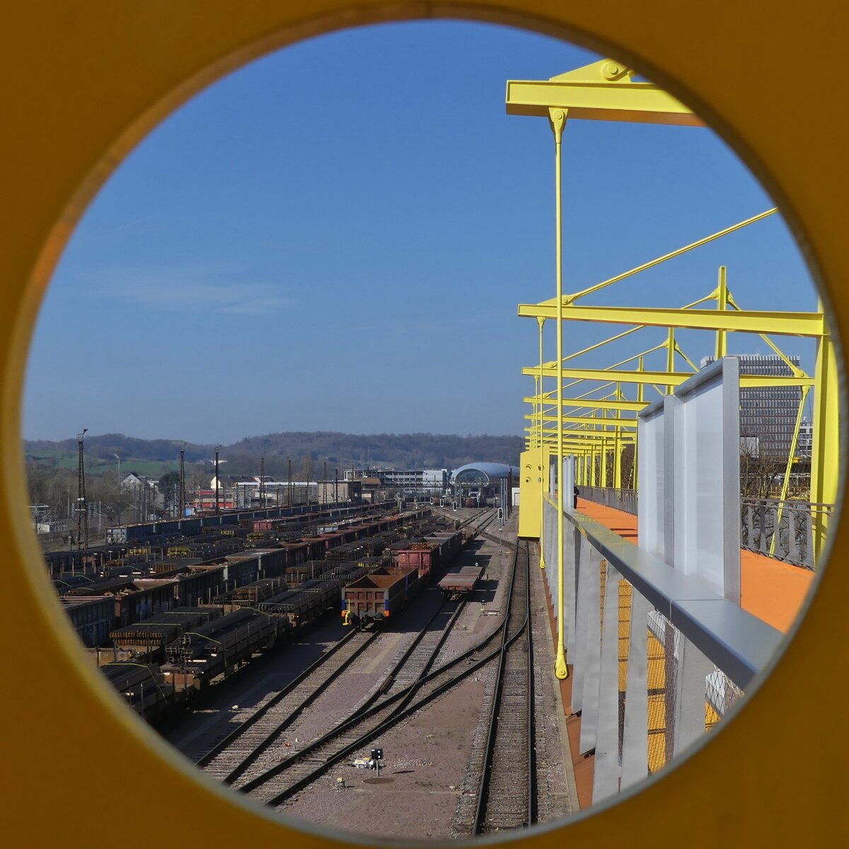 Blick vom Vlodukt aus auf die Abstellung von Arcelor Mittal in Esch Belval (frher Arbed), im Hintergrund ist der Bahnhof von Belval Universit zusehen. 08.03.2024