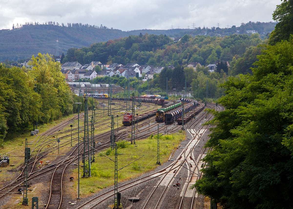 Blick (von der Brcke in Betzdorf-Bruche) auf den Rangierbahnhof (Rbf) Betzdorf/Sieg und rechts die Siegstrecke (KBS 460) am 20.09.2022. In der Bildmitte die 293 006-3 „ALIJAH“ (92 80 1293 006-3 D-FSI) der FSI Logistik GmbH (Bottrop).
