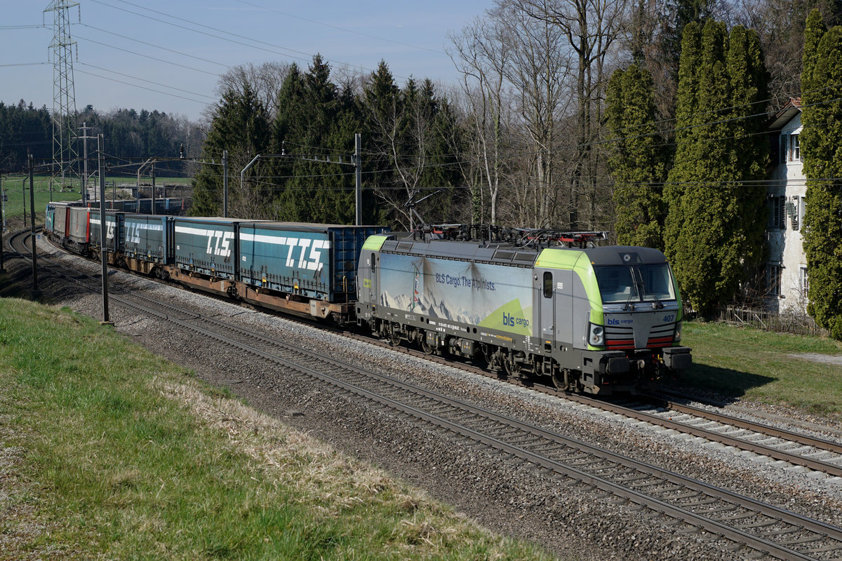 Blockgüterzug von BLS Cargo mit der Re 475 407 bei Mühlau am 22. September 2019.
Foto: Walter Ruetsch