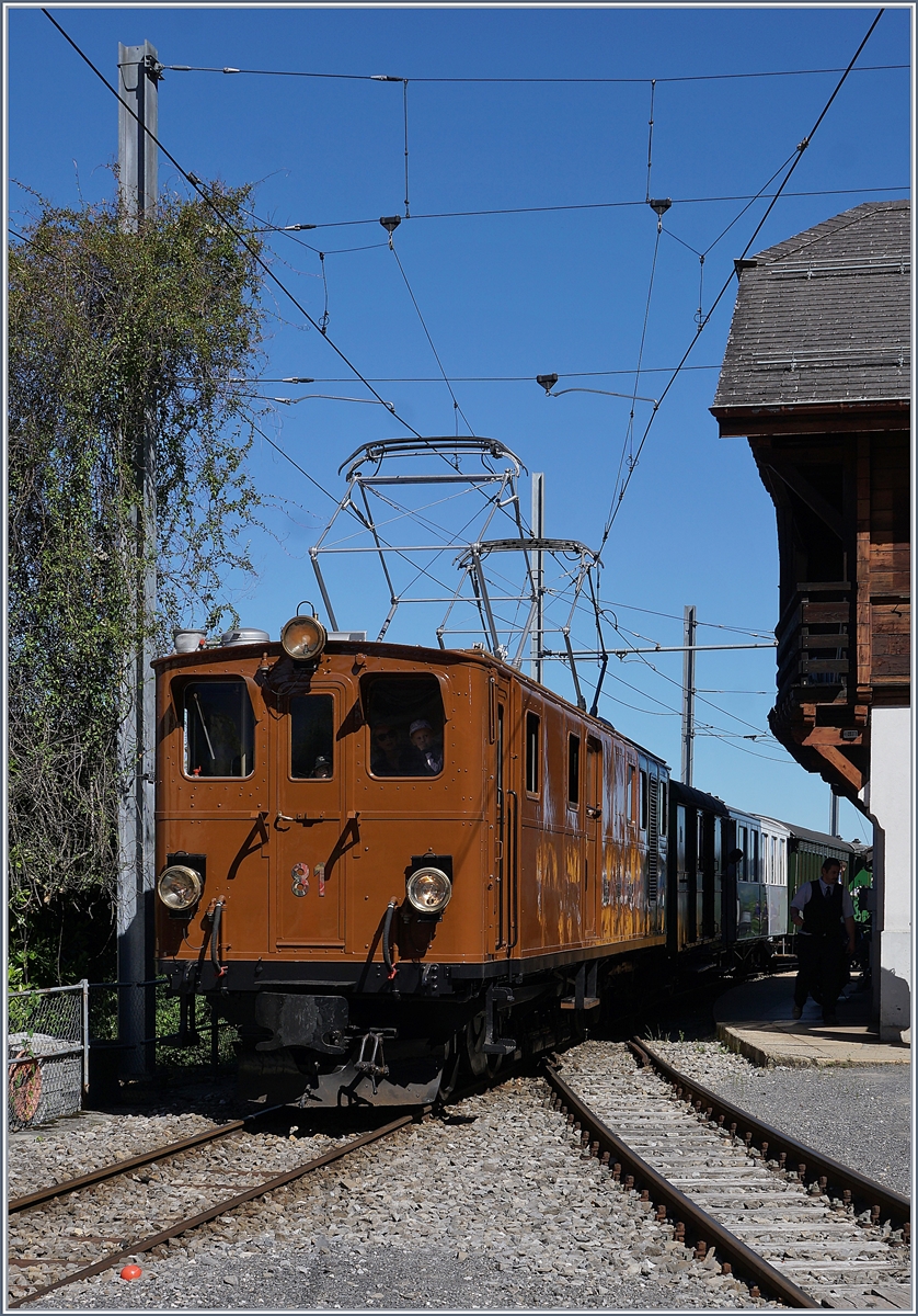 Blonay Chamby  Schweizer Dampf Festival 2019 , dies heisst aber auch: es gibt allerlei elektrische Triebfahrzeuge zu bewundern, wie z. B. die seit letztem Herbst wieder fahrtüchtige Bernina Bahn Ge 4/4 81, hier in Chamby. 

8. Juni 2019