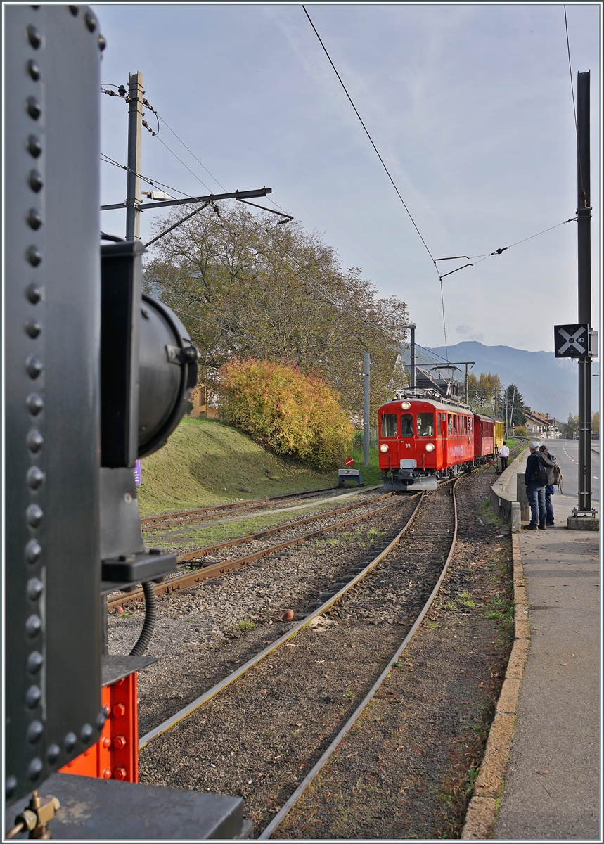 Blonay Chamby - Während die Nieten der SEG G 2x 2/2 105 der Blonay Chamby Bahn den linken Bildteil prägen, zeigt sich im Hintergrund der einfahrende RhB Bernina Bahn ABe 4/4 I 35 der Blonay-Chamby Bahn. 

27. Okt. 2024 
 