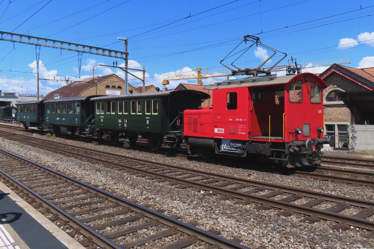 BLS 225 041 verschiebt in BUrgdorf ein Sonderzug in Vorbereitung für die nächste Extrazug am 17 Mai 2025 während das Spektakel  150 Jahre Emmentalbahn .  