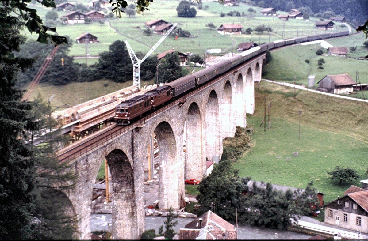 BLS 2x Re 4/4 Doppeltraktion mit D-Zug auf Kanderviadukt am 28.07.1980.