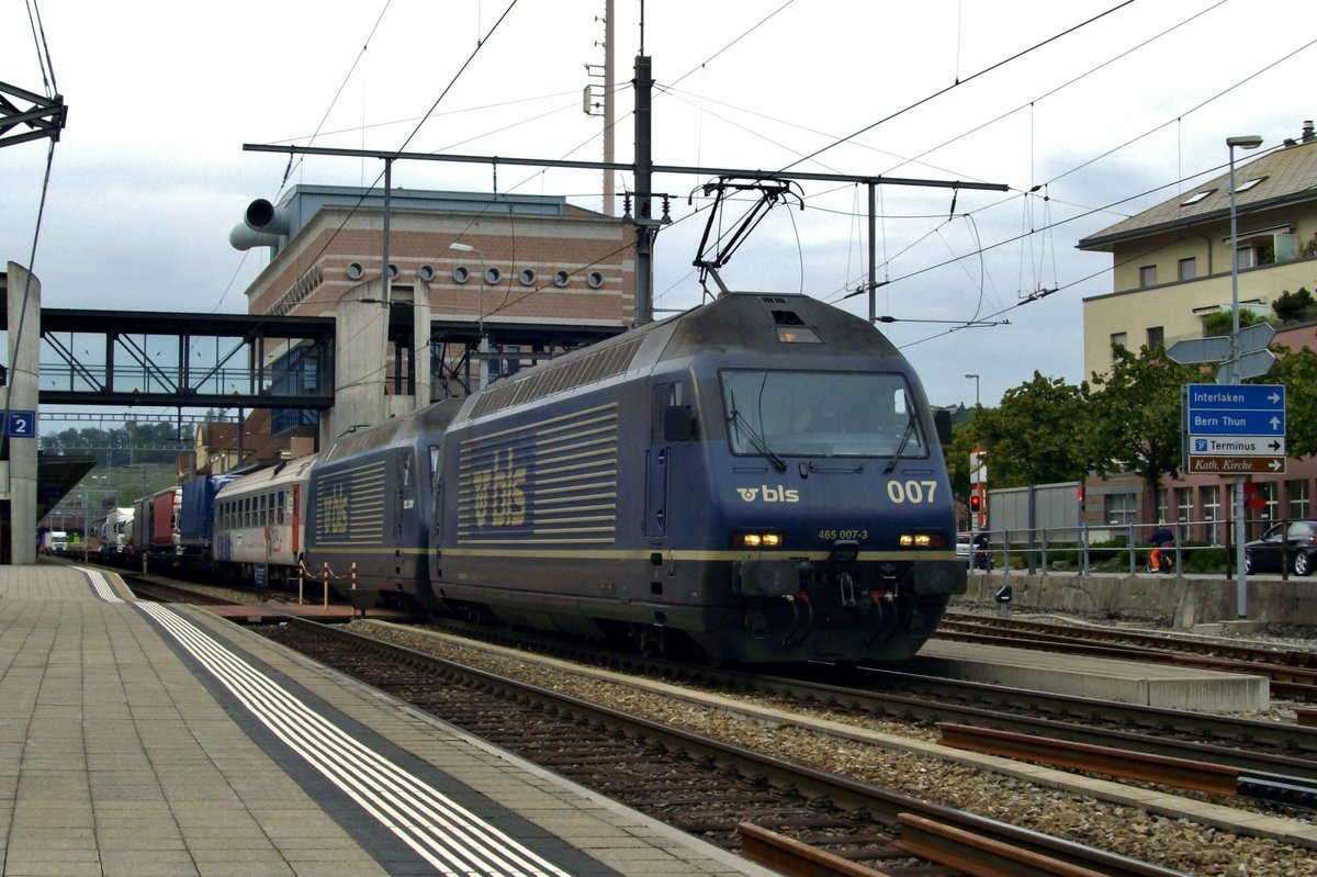BLS 465 007 steht am 6 Juni 2009 in Spiez.