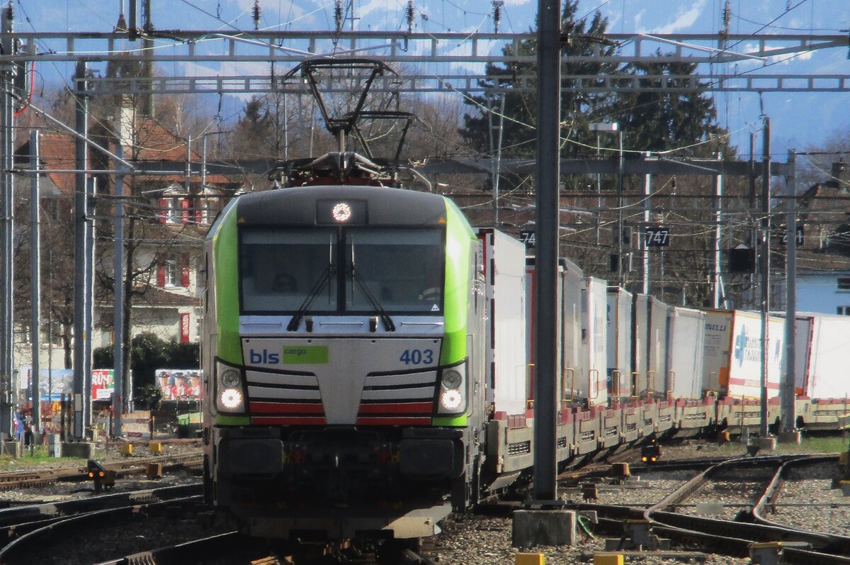 BLS 475 403 wurde vom Bahnsteig in Thun am 23 März 2017 fotografiert.