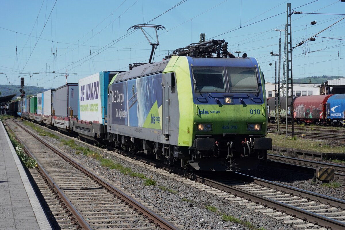BLS 485 010 ist am 30 April 2026 mit ein Cabooter-KLV südwärts unterwegs und durchfahrt Neuwied.