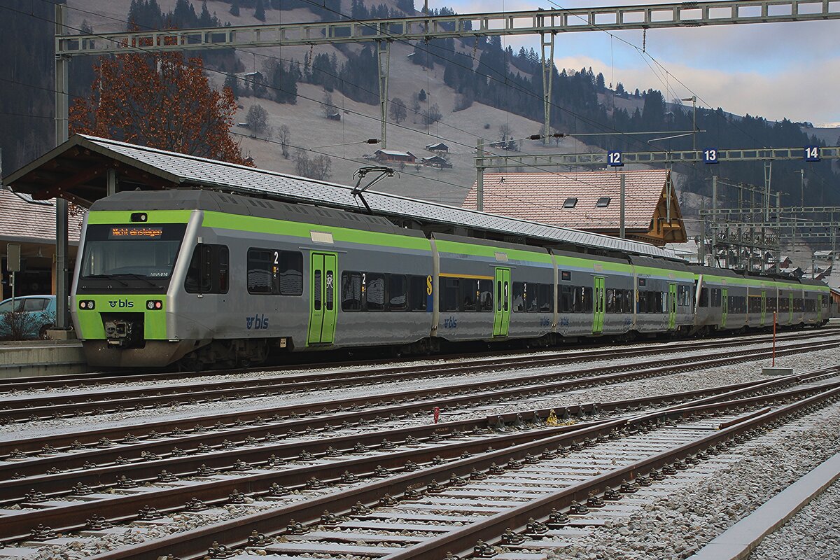 BLS 525 016 steht am 31 Dezember 2025 als RB nach Bern in Zweisimmen.