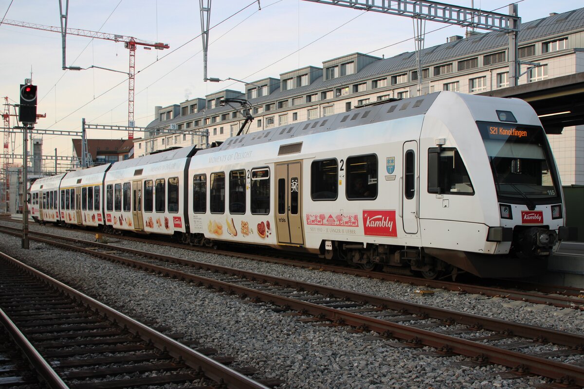 BLS 535 115 wirbt am Nachmittag von 1 Jänner 2026 für Kambly-Kücker in Thun als S-21 nach Konolfingen.