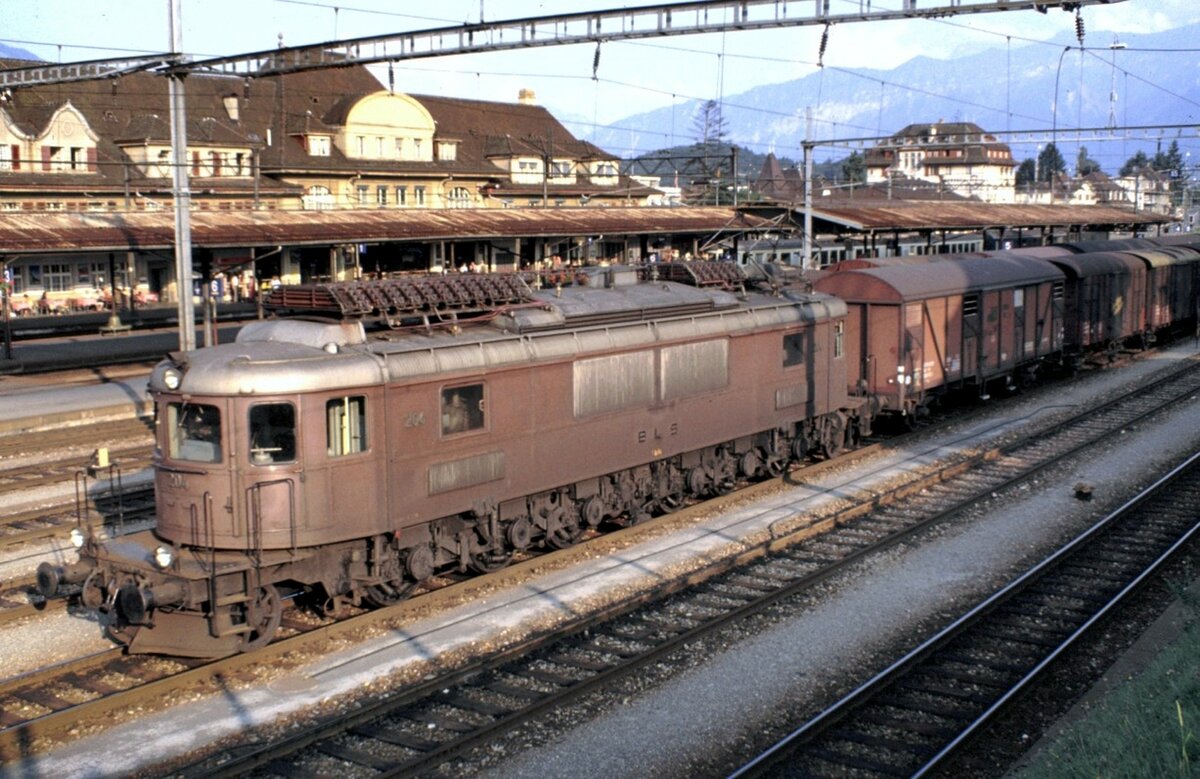 BLS Ae 6/8 Nr.204 mit Stückgutzug in Spiez am 08.09.1980.