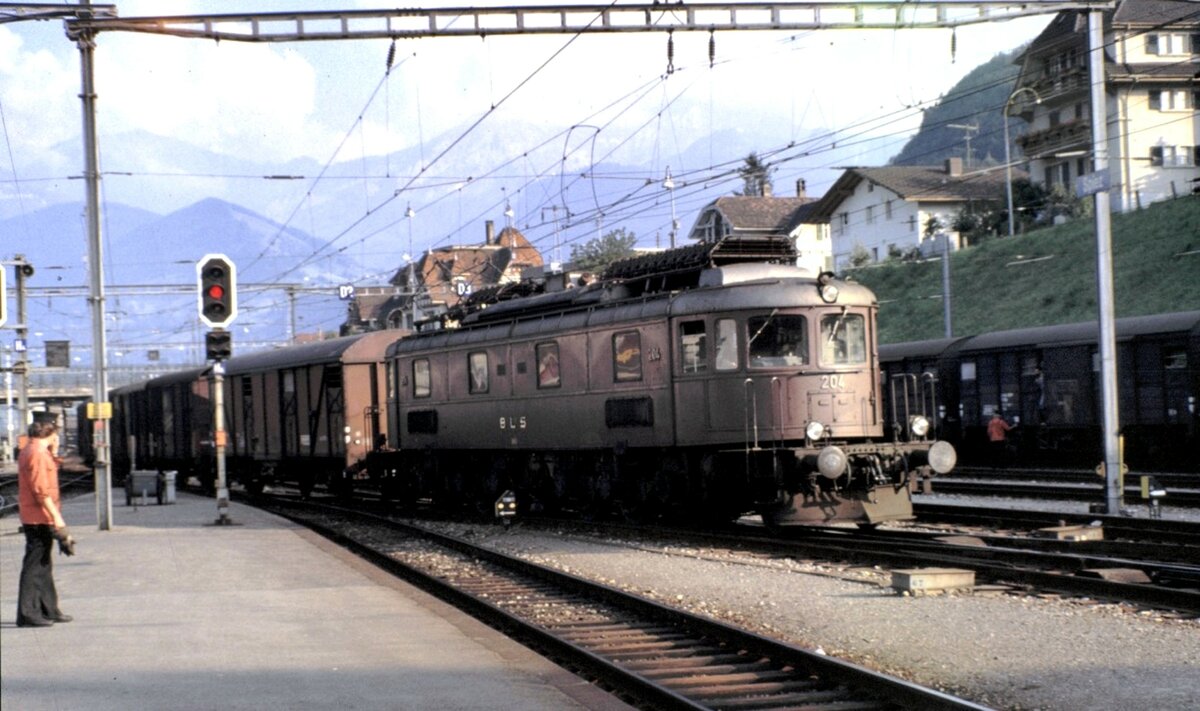 BLS Ae 6/8 Nr.204 mit Stückgutwagenzug in Spiez am 08.09.1980.