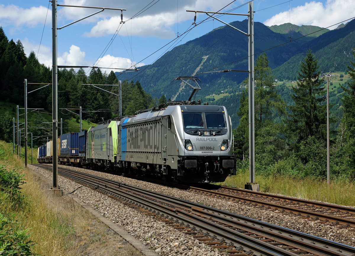 BLS: BLS-CARGO Doppeltraktion auf der Gotthard-Südrampe unterwegs am 28. Juli 2016. An der Spitze des Zuges war die RAILPOOL 187 006-2 eingereiht.
Foto: Walter Ruetsch 