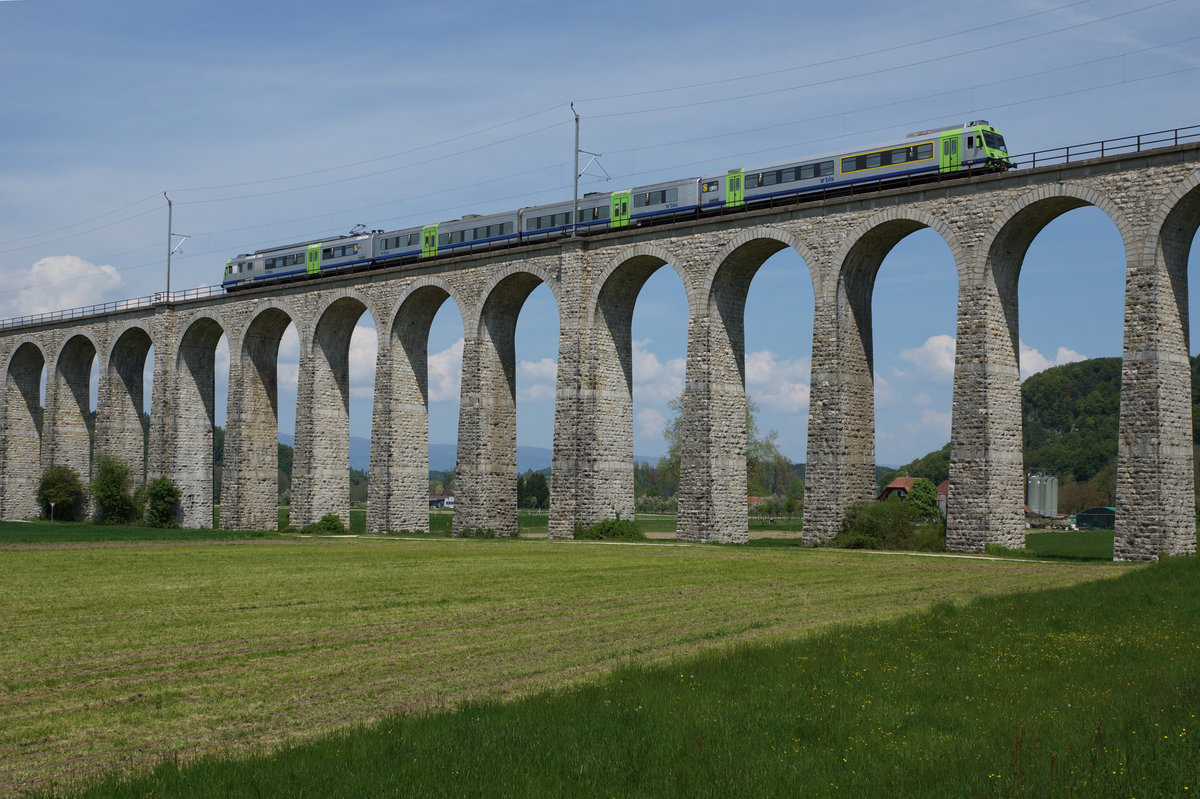 BLS: BLS Regionalzug mit einem RBDe 565 Triebzug beim Passieren des Gümmenen Viadukts am 7. Mai 2016.
Foto: Walter Ruetsch