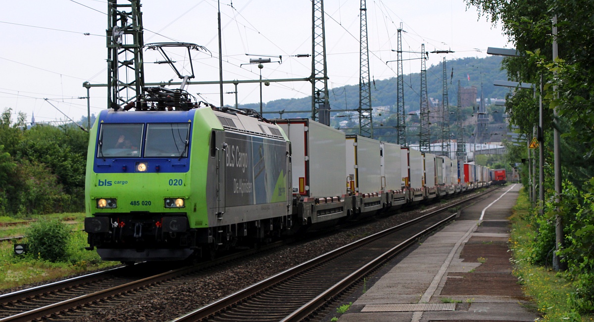 BLS Cargo 485 020-2 R1/Bö/12.06.24 mit KLV Zug Durchfahrt Bhf Bingen am Rhein. 07.08.2024