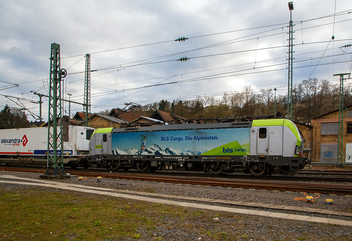 BLS Cargo. Die Alpinisten. .....
Die BLS Cargo 411 – Re 475 411-5 (91 85 4475 411-5 CH-BLSC) fährt am 17.04.2021 mit einem KLV-Zug durch Betzdorf/Sieg in Richtung Köln.

Die Siemens Vectron MS wurden 2017 von Siemens unter der Fabriknummer 22072 gebaut, sie hat die Zulassungen für CH/ D/ A/ I / NL und kann so vom Mittelmeer bis an die Nordsee ohne Lokwechsel durchfahren.