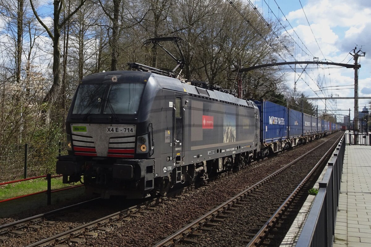 BLS Cargo X4E-714 zieht der Novara-KLV durch Tilburg-Universiteit am 14 April 2023.