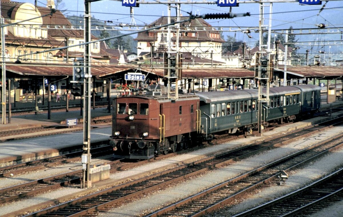 BLS Ce 4/4 Nr.308 mit Peronenzug, Wagen mit offener Plattform und einem zweiachigen Gepäckwagen in Spiez am 08.09.1980.