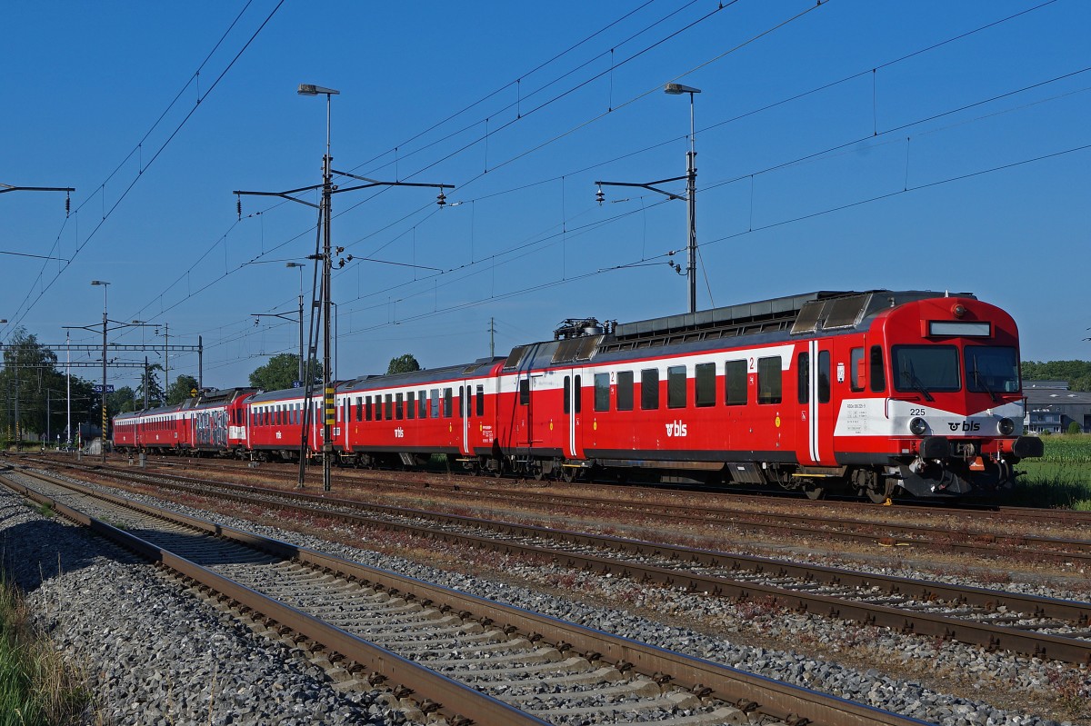 BLS: Die Pendelzüge RBDe 566 225-9 und RBDe 566 220-0 warteten noch am 16. Juni 2014 in Wiler-Utzenstorf auf einem Abstellgeleise ihr weiteres Schicksal ab. Foto Walter Ruetsch