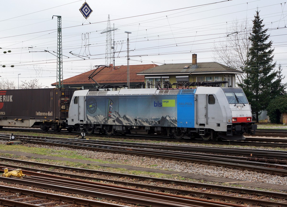 BLS: Die RAILPOOL 186 101 im Dienste von BLS CARGO in Weil am Rhein am 27. November 2015.
Foto: Walter Ruetsch