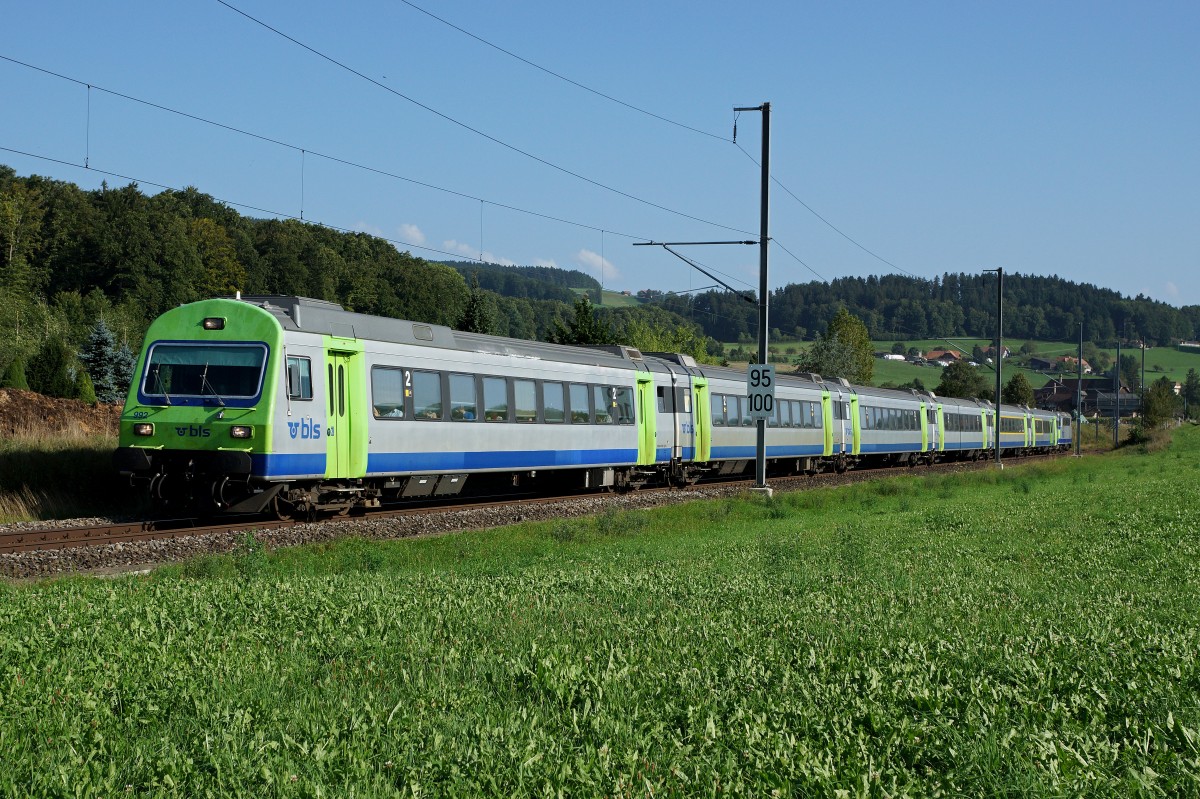 BLS: EW III Pendel RE Luzern-Bern auf der Fahrt nach Bern bei Worb SBB am 31. August 2015. Ab dem Fahrplanwechsel 2015 werden diese Zge nicht mehr das Bild dieser Strecke prgen.
Foto: Walter Ruetsch