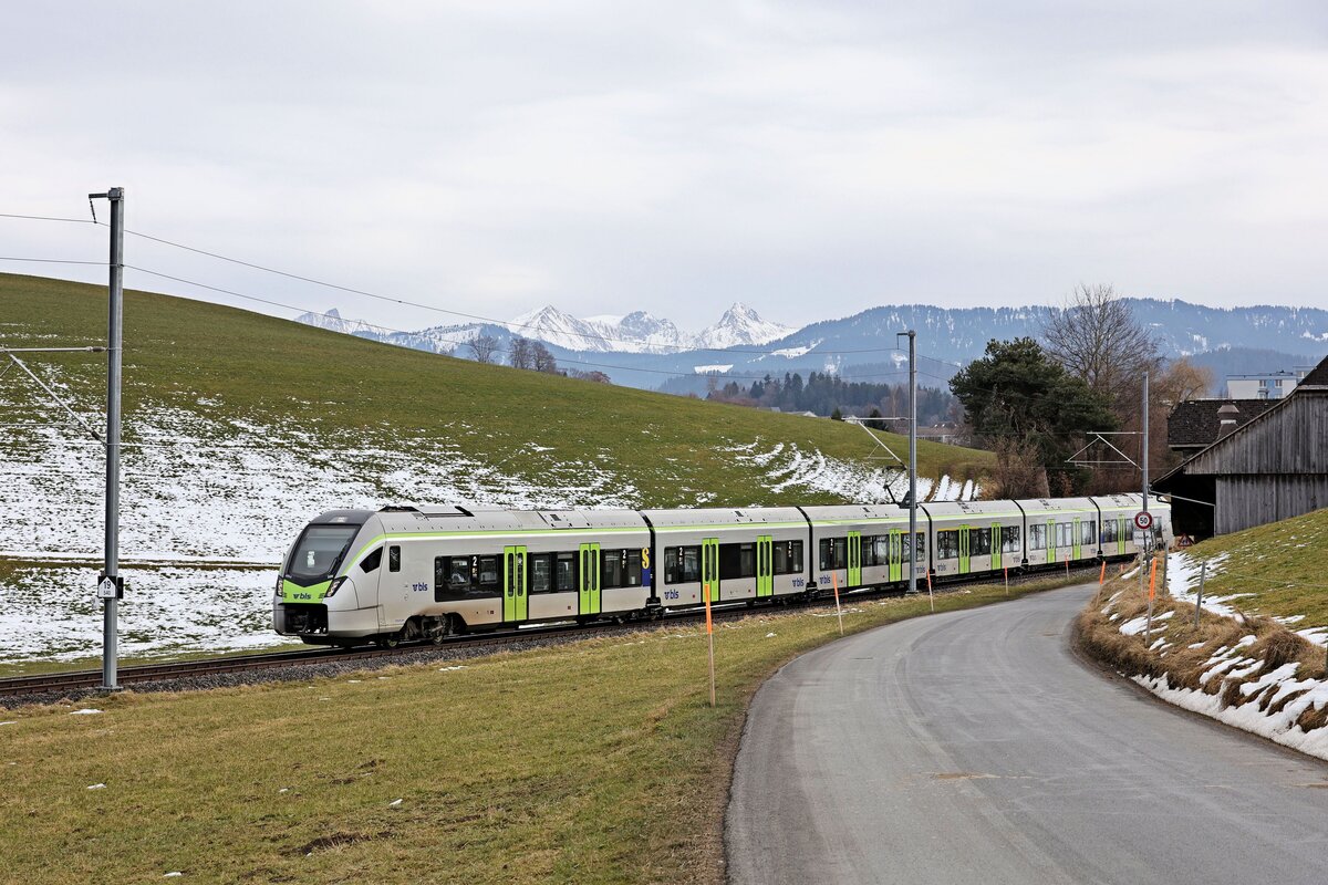 BLS MIKA 528 228 zwischen Schwarzenburg und Lanzenhäusern. 23.Januar 2026  