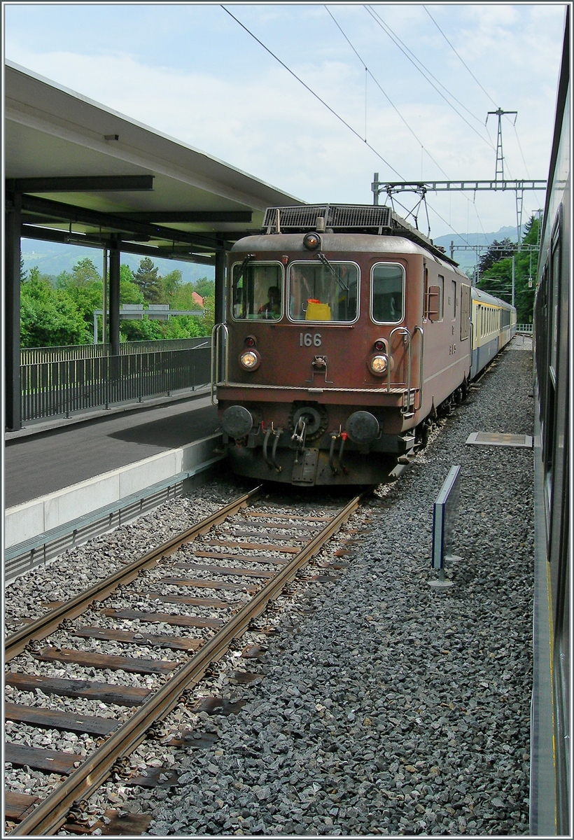 BLS Re 4/4 166 - 173, ab 1970; die BLS Re 4/4 166  Aeschi   kreuzt in Därstetten  unseren  RE Zweisimmen - Interlaken mit ihrem Gegenzug. 

22. Mai 2008