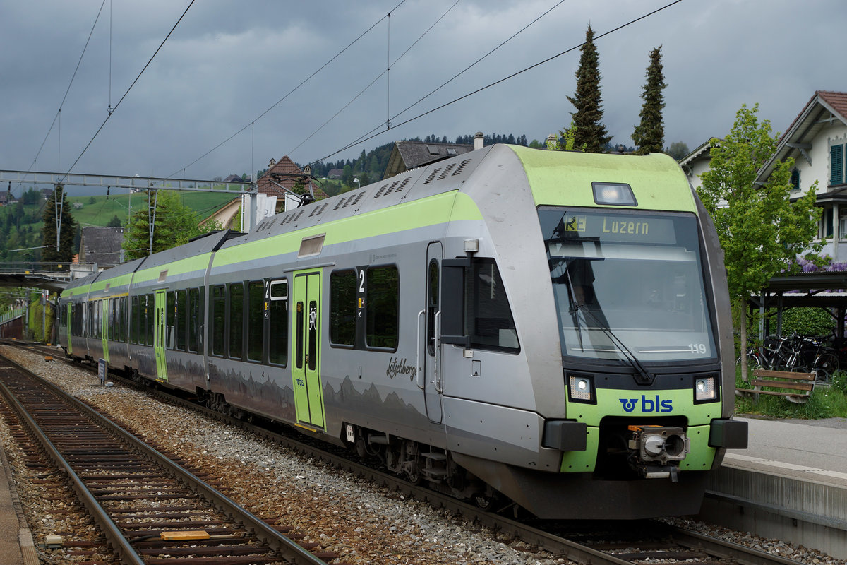 BLS: RE Bern-Luzern mit RABe 535  LÖTSCBERGER  bei der Einfahrt Langnau im Emmental am 14. Mai 2016.
Foto: Walter Ruetsch