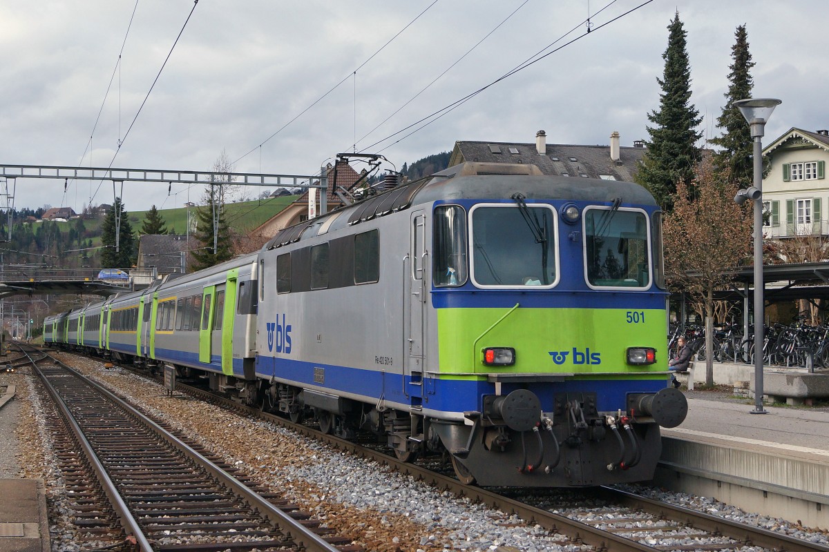 BLS: RE Bern-Luzern mit der Re 420 501-9 ex SBB bei der Einfahrt Langnau im Emmental am 11. Dezember 2014.
Bahnsujets der Woche 50/2014 von Walter Ruetsch