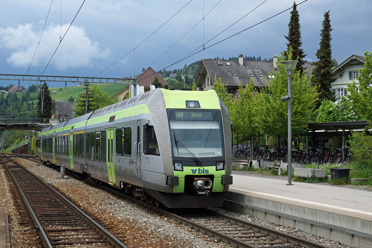 BLS: RE Luzern-Bern mit RABe 535  LÖTSCHBERGER  in Langnau im Emmental am 14. Mai 2016.
Foto: Walter Ruetsch