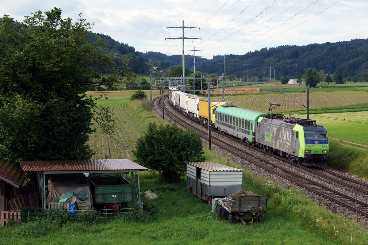 BLS: ROLA im Sd- Nordverkehr auf der alten romantischen Stammstrecke am 18. Juni 2016 bei Bettenhausen mit der BLS Re 485 005-3.
Foto: Walter Ruetsch 