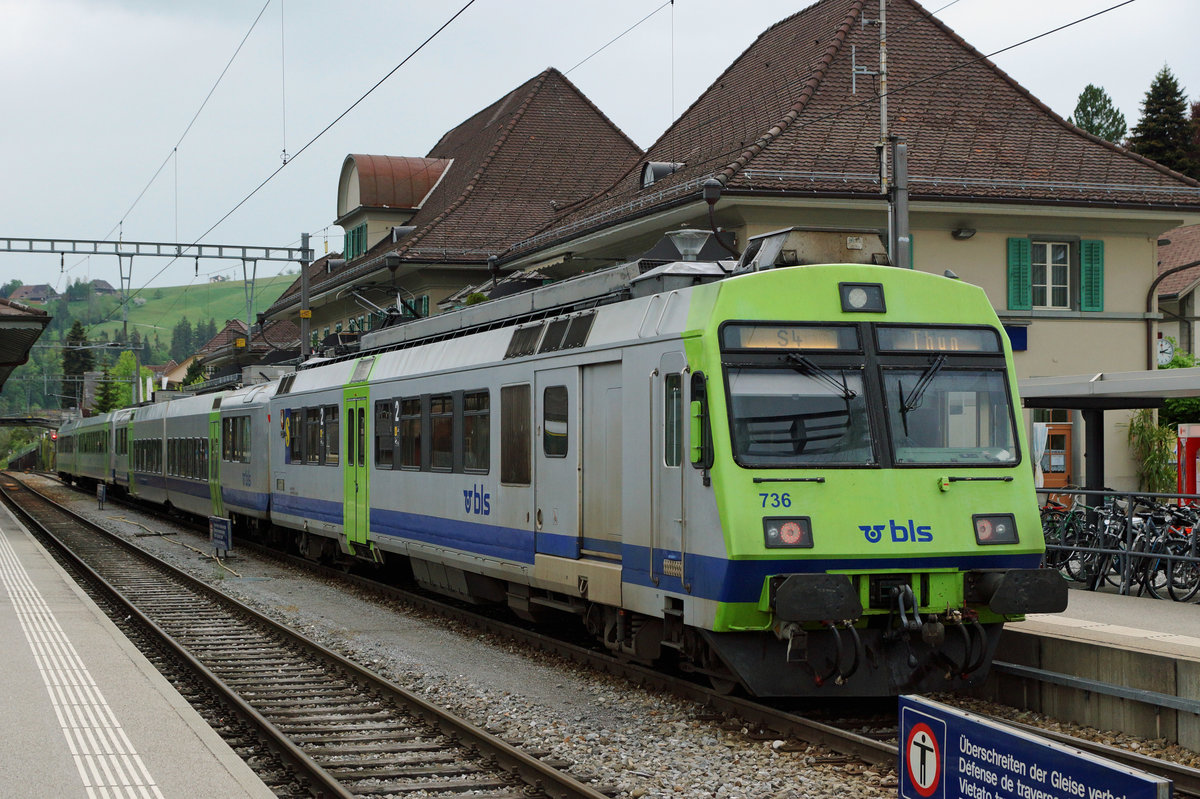 BLS: S 4 mit RBDe 565 nach Ramsei Hasle-R Burgdorf Bern Thun in Langnau im Emmental am 14. Mai 2016.
Foto: Walter Ruetsch
