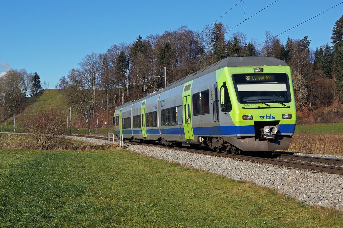 BLS: S 7 Luzern-Langenthal mit RABe 525 013  NINA  bei Menznau am 5. Januar 2015.
Foto: Walter Ruetsch