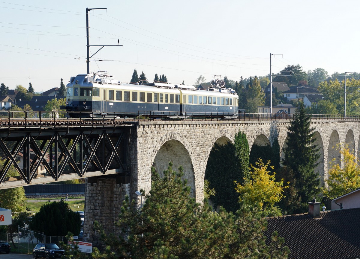 BLS: Sonderzug mit dem  BLAUEN PFEIL  BCFe 4/6 736 beim Passieren des Viadukts bei Grenchen Nord am 1. Oktober 2015.
Foto: Walter Ruetsch
