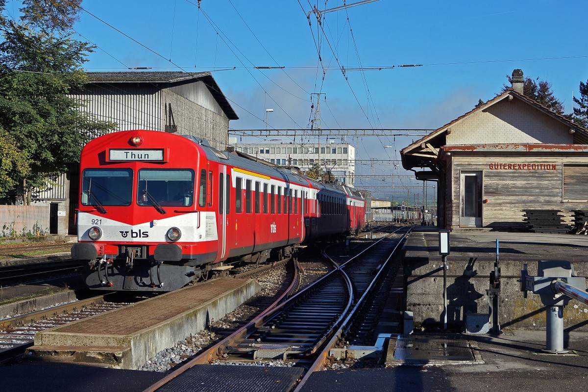 BLS:  TODGESAGTE LEBEN LAENGER  Noch am 14. Oktober 2014 stand ein RBDe 566 l-Pendel aus dem Jahre 1973 zwischen Solothurn und Thun im planmssigen Einsatz. Die Aufnahme des ABt 5038 38-33 921-9 ist in Gerlafingen in der ersten Morgensonne entstanden.
Foto: Walter Ruetsch 