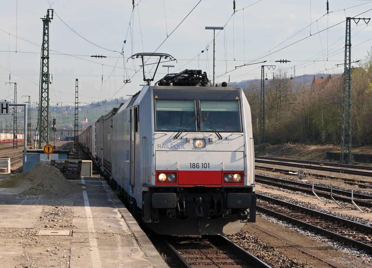 BLS/DB: BLS Gterzug mit 186 101 von RAILPOOL in Weil am Rhein am 10. April 2015.
Foto: Walter Ruetsch