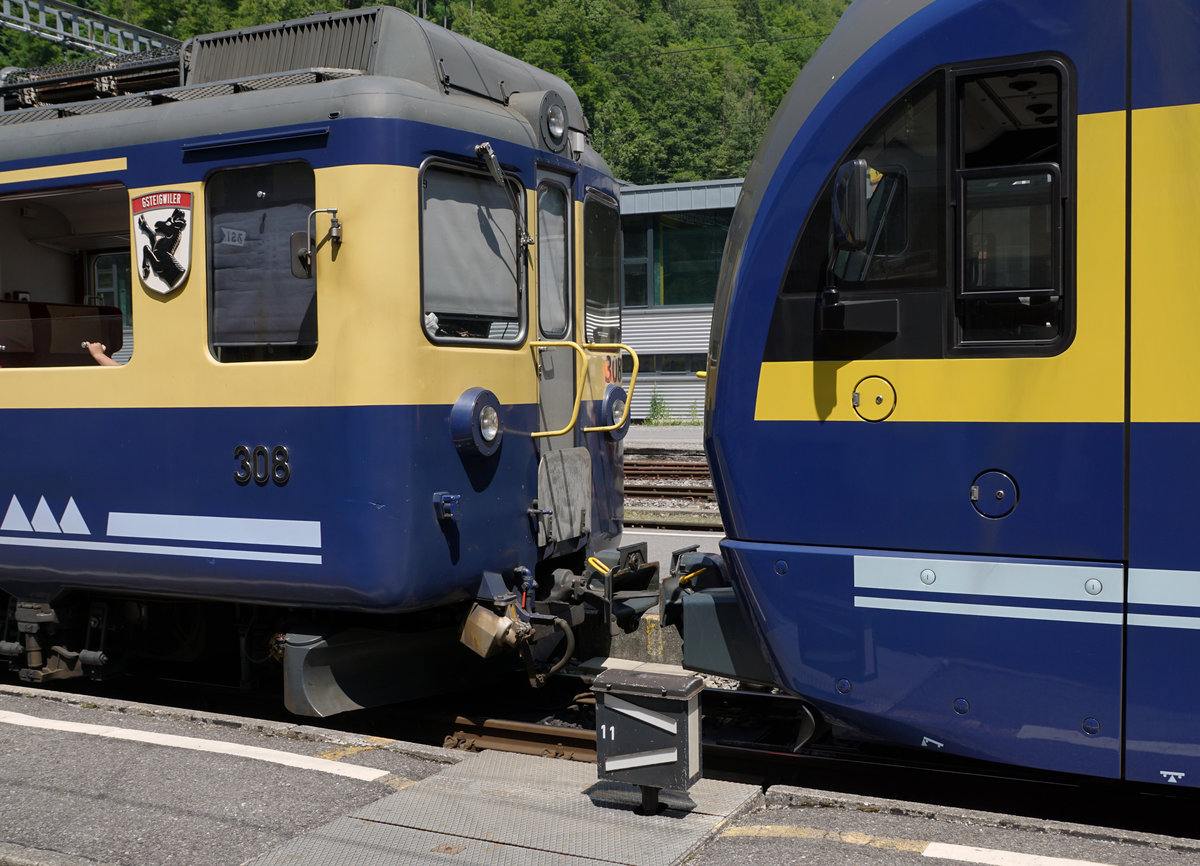 BOB: BOB-Idylle vom 27. Mai 2017. Sehr bald sind die alten BOB-Züge, die auch noch mit dem braunen Anstrich nach Lauterbrunnen und Grindelwald fuhren Geschichte! Während der Übergangszeit NEU/ALT verkehren sie zum Abschluss noch gemeinsam mit den neusten Zügen aus dem Hause Stadler Rail. Dabei hat man die Neulinge für kurze Zeit mit der GF-Kupplung ausgerüstet.
Foto: Walter Ruetsch