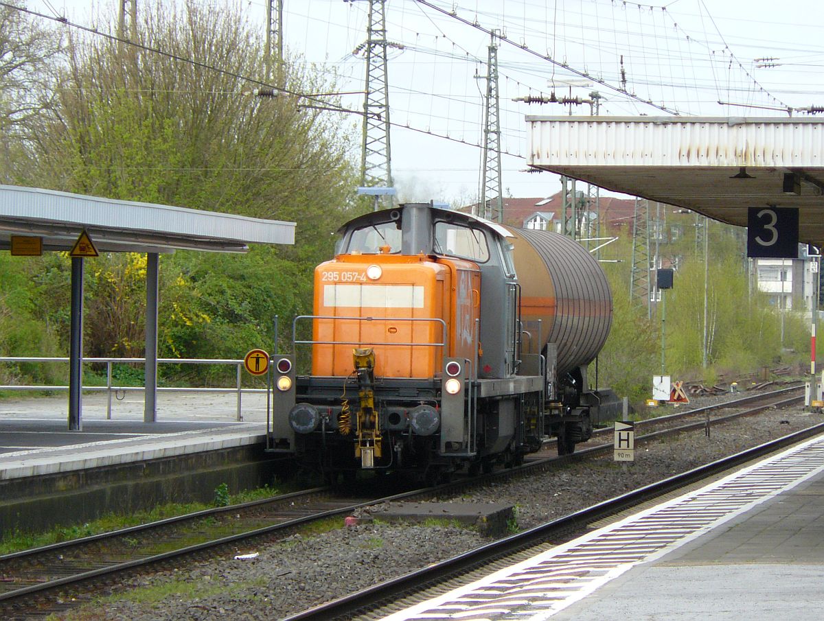 Bocholter Eisenbahngesellschaft (BEG) Dieselok 295 057-4 Emmerich am Rhein 18-04-2015.

Bocholter Eisenbahngesellschaft (BEG) diesellocomotief 295 057-4 met n ketelwagen. Emmerich, Duitsland 18-04-2015.