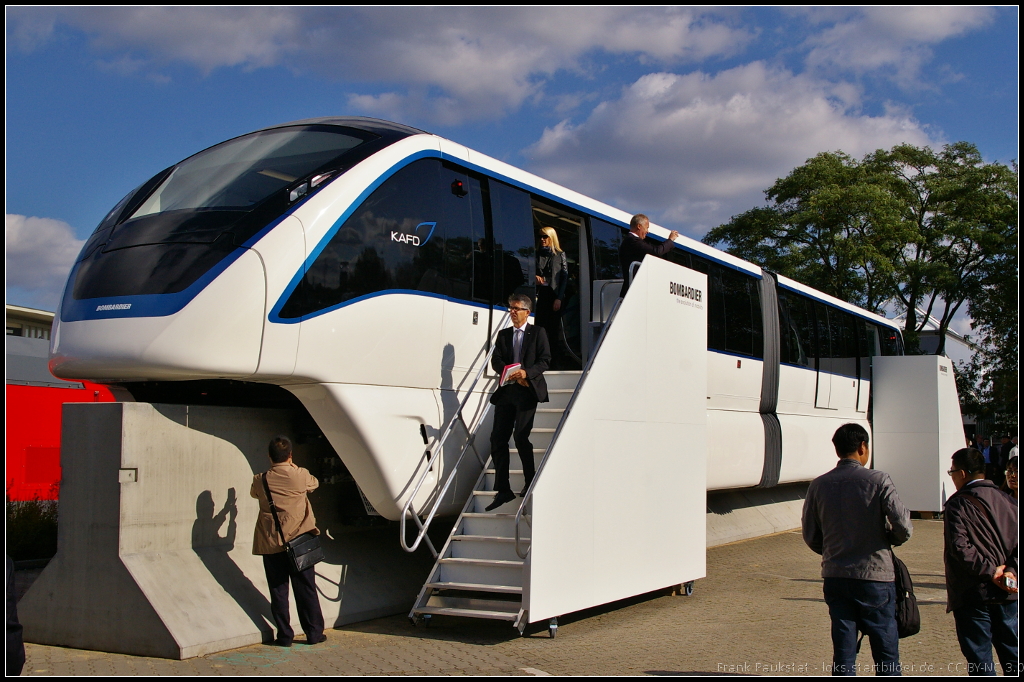 Bombardier INNOVIA Monorail 300 for Riyadh, Saudi Arabia.

Sechs 2-Wagen-Zge werden auf der neuen 3.6 km langen Strecke im neuen Knig Abdullah Finanz- und Handelsdistrikt von Riyad vollautomatisch fahren. Zwei weitere Projekte gibt es in Sao Paulo in Brasilien und in Las Vegas, USA. Ausgestellt war der Zug auf der InnoTrans 2014 in Berlin auf dem Freigelnde.

Daten: Lnge 26.8 m, Breite 3.2 m, Gewicht 29.5 t, Geschwindigkeit 80 km/h, Antrieb MITRAC TM 600 PW.