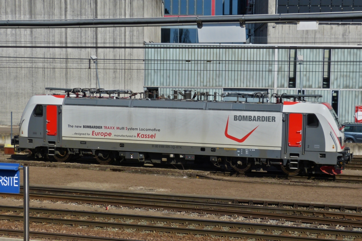Bombardier Lok 188 005-3 steht noch immer in Belval Universit, aufgenommen vom Busbahnhof ber den Zaun. 24.03.2021