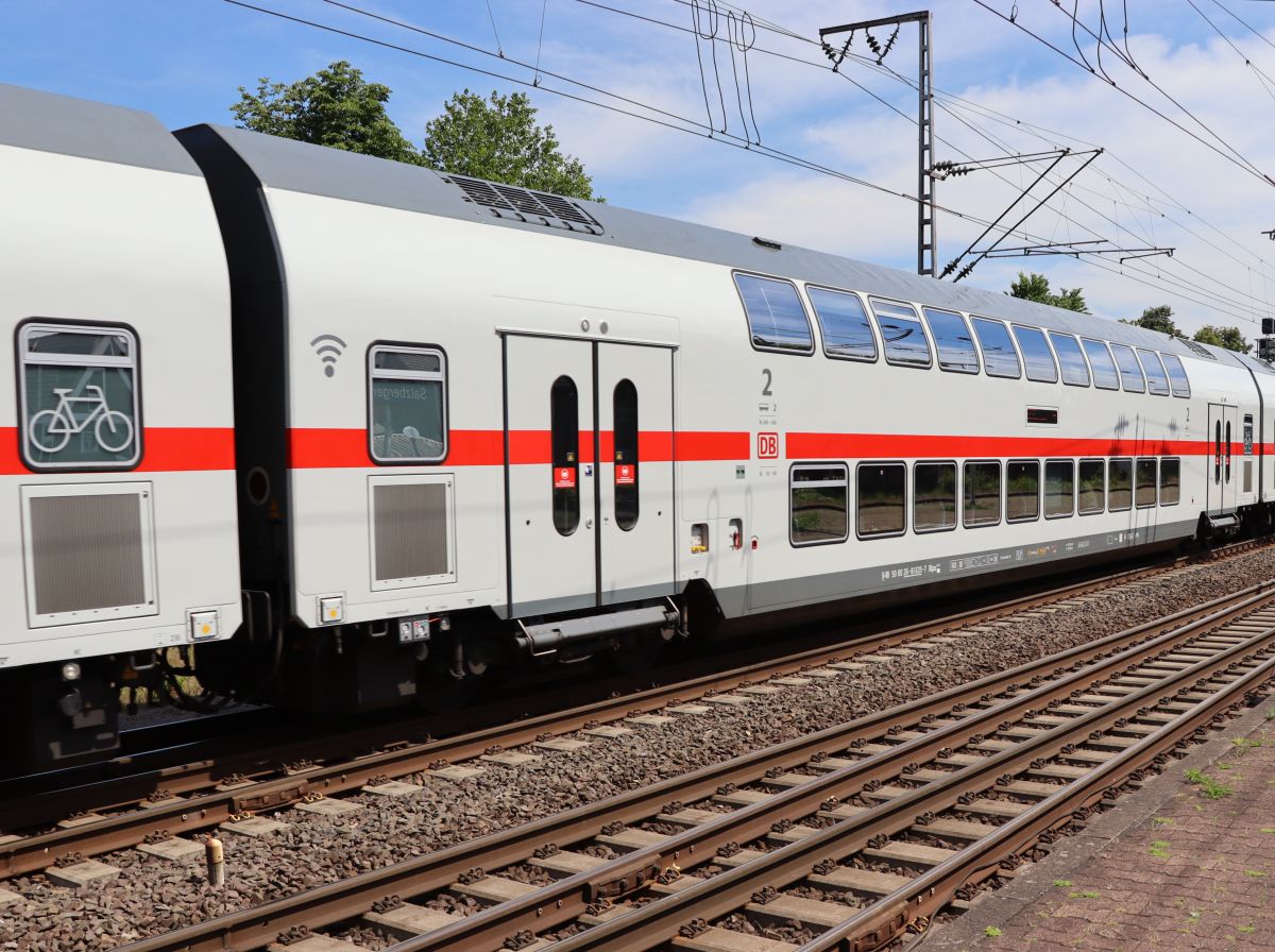 Bombardier Twindexx IC Doppelstockwagen 2. Klasse DBpza 682.4 mit nummer D-DB 50 80 26-81 635-7 Baujar 2020. Bahnhof Salzbergen 03-06-2022.


Bombardier Twindexx DBpza 682.4 dubbeldeks 2e klasse intercityrijtuig met nummer D-DB 50 80 26-81 635-7 bouwjaar 2020. Station Salzbergen 03-06-2022.

