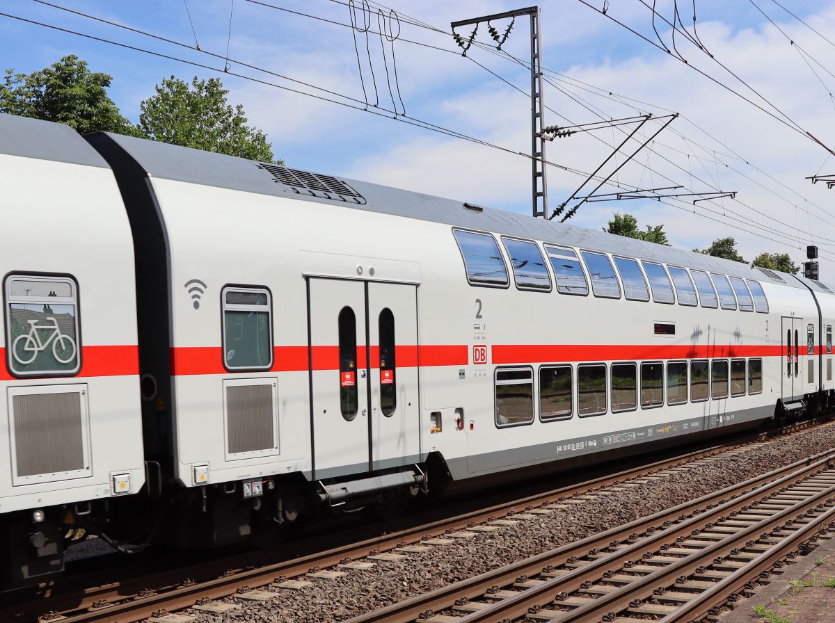 Bombardier Twindexx IC Doppelstockwagen 2. Klasse DBpza 682.4 mit nummer D-DB 50 80 26-81 636-5 Baujar 2020. Bahnhof Salzbergen 03-06-2022.


Bombardier Twindexx DBpza 682.4 dubbeldeks 2e klasse intercityrijtuig met nummer D-DB 50 80 26-81 636-5 bouwjaar 2020. Station Salzbergen 03-06-2022.