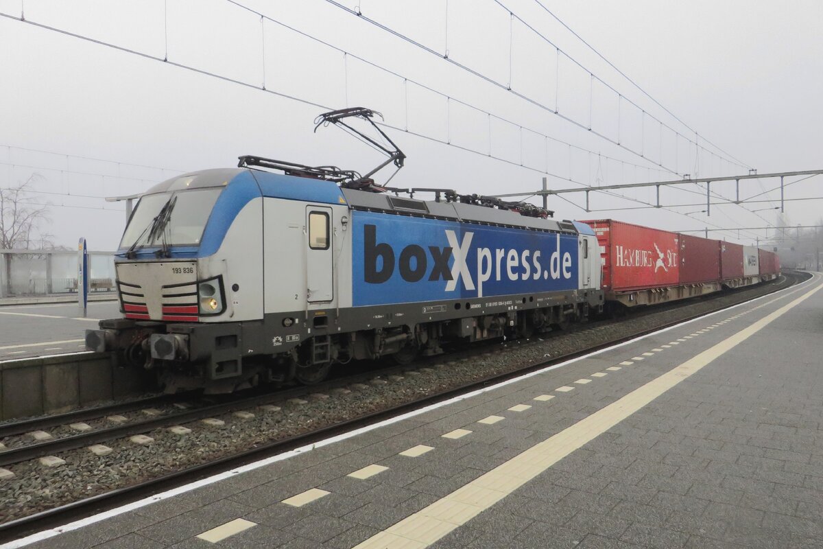 BoxXpress 193 836 schleppt ein KLV durch Blerick am mistigen 16.Dezember 2021.