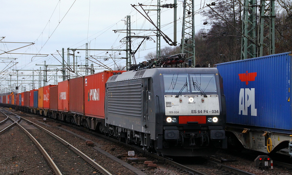 boxXpress/MRCE 189 934-3 fährt hier mit einem Containerzug am Haken durch HH-Harburg. 30.11.13