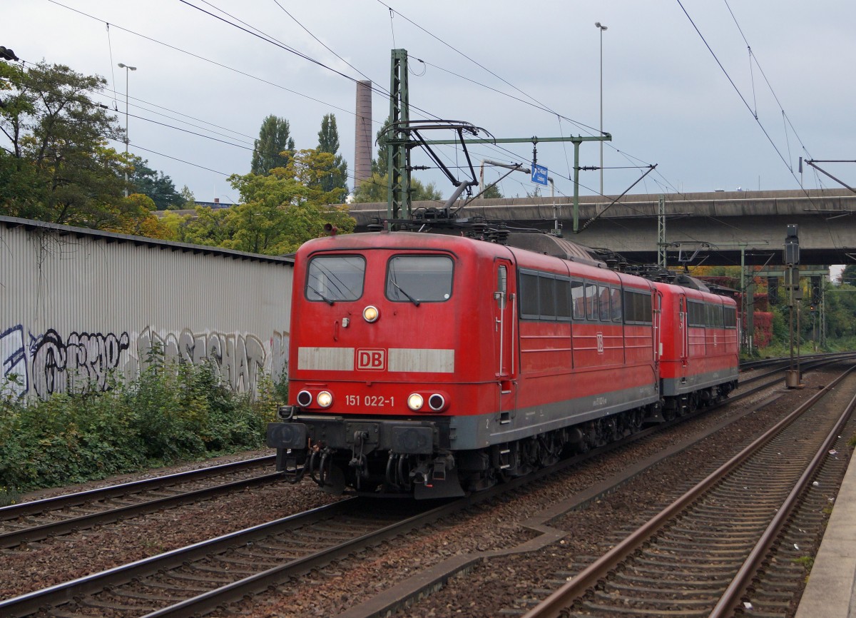 BR 151: Die 151 022-1 und 151 64-3 als Lokzug in HAMBURG HARBURG am 14. Oktober 2015.
Foto: Walter Ruetsch