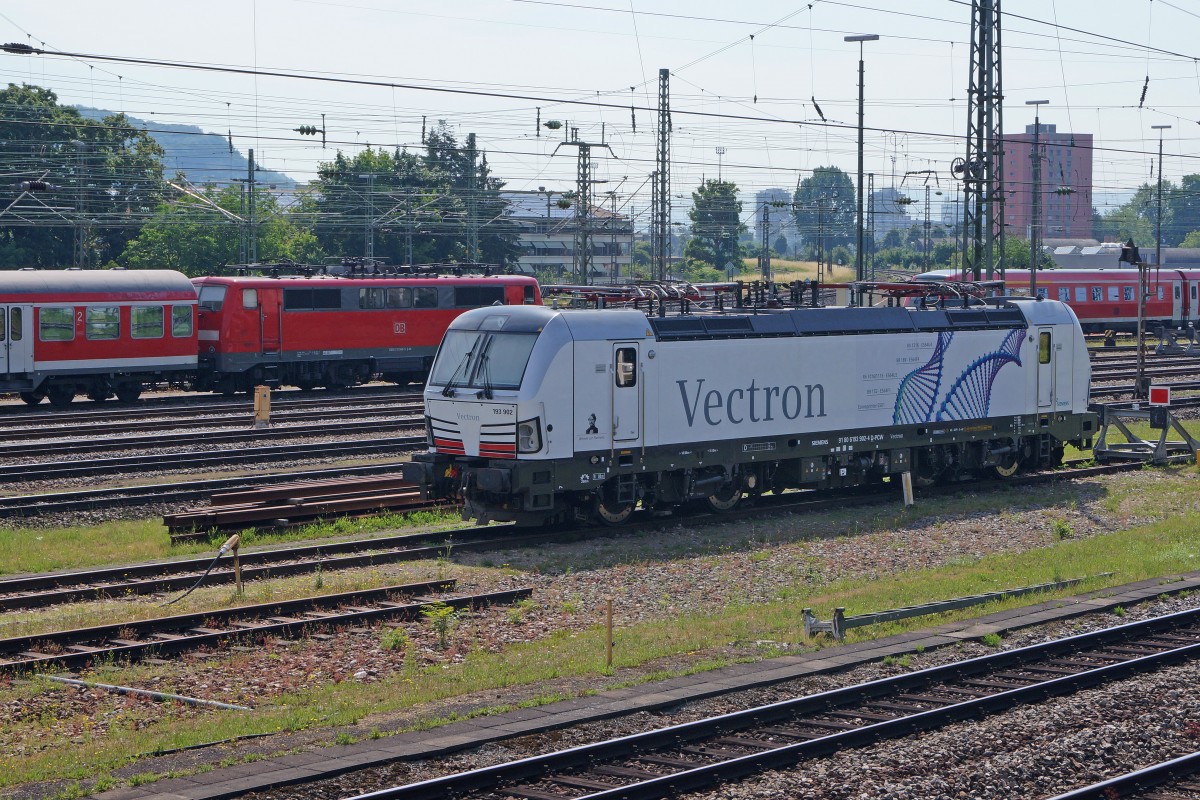 BR 6193: Am 12. Juni 2015 war die Siemens Vectron 6 193 902  als seltener Gast  in Basel Badischer Bahnhof auf einem nicht zugänglichen Geleise abgestellt. Zum grossen Glück steht neben dem Bahnhofsareal ein Parkhaus.
Foto: Walter Ruetsch