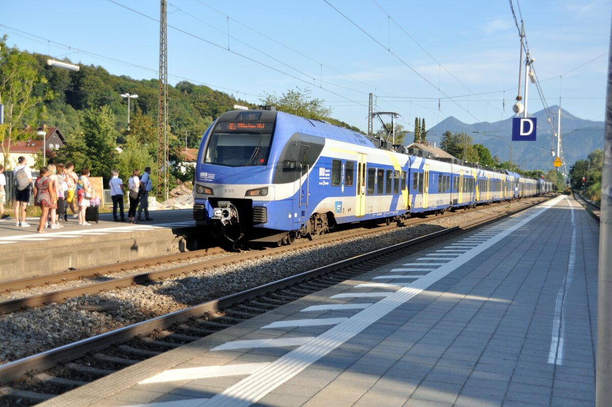 BRB ET 315 (Flirt BR 430) in Prien am 14.08.2022. Ein überfüllter Zug mit 3 Einheiten und 30 Minuten Verspätung aufgrund von Grenzkontrollen in Freilassing in Europa/Schengener Raum.